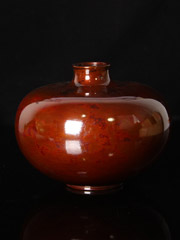 铸铜釉红色大肚花瓶，带供箱