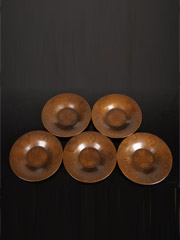 日本茶托 勝彦造 古铜色 金钱纹 圆形 铜杯托 五客，带底款，带供箱，外直径10.5内直径4.5cm