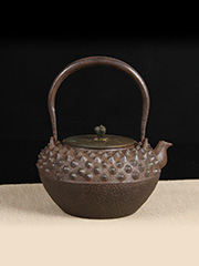 日本铁壶 龙文堂造 经典大霰纹 紫斑铜盖 樱桃摘 老铁壶