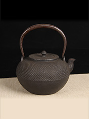 日本铁瓶 京都系 铁盖 手把一块铁皮敲打 宝珠型 细霰纹 老铁壶