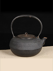 日本铁瓶 龙盛堂造 经典霰纹 平丸型 老铁壶