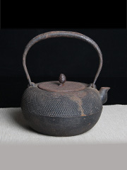 日本正寿堂造 细霰纹 平丸型 老铁壶 可惜盖子为串盖 特价出售