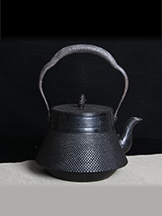 日本铁瓶 南部盛刚 祥利款  经典细霰纹 富士山型 弯月壶嘴 老铁壶