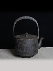 日本铁壶 龙云堂造 岩肌纹 富士山型 岩肌素纹肌里清晰 如打一出 容量也足 使用收藏都可以的 老铁壶