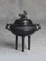 日本香炉 蜡型铸铜老铜香炉，三足兽耳狮子盖，炉身配一圈如意纹，全新老铜炉，带供箱，带证书