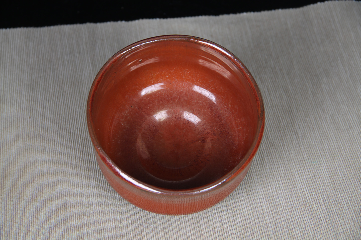 日本茶碗东山款风雅陶器窑濑户烧红釉老茶碗茶盅带原装桐木供箱被称为 