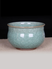日本陶瓷 淡青瓷建水 铁胎质坚，釉水肥厚，玛瑙入釉，开片细腻，做一香炉也非常合适