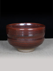 日本琉球烧红釉茶碗 铁胎铁釉 颜色变化，带款识，碗口内一缩釉