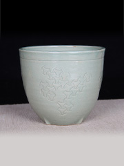 日本建水 陶瓷青瓷建水，手拉胚，形制难做，生胚上雕刻花瓣纹，开片细腻，釉水肥润