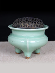 日本青瓷香炉 三足香炉带香炉盖，带原装供箱。日本青瓷细腻，肥润，器形经典。