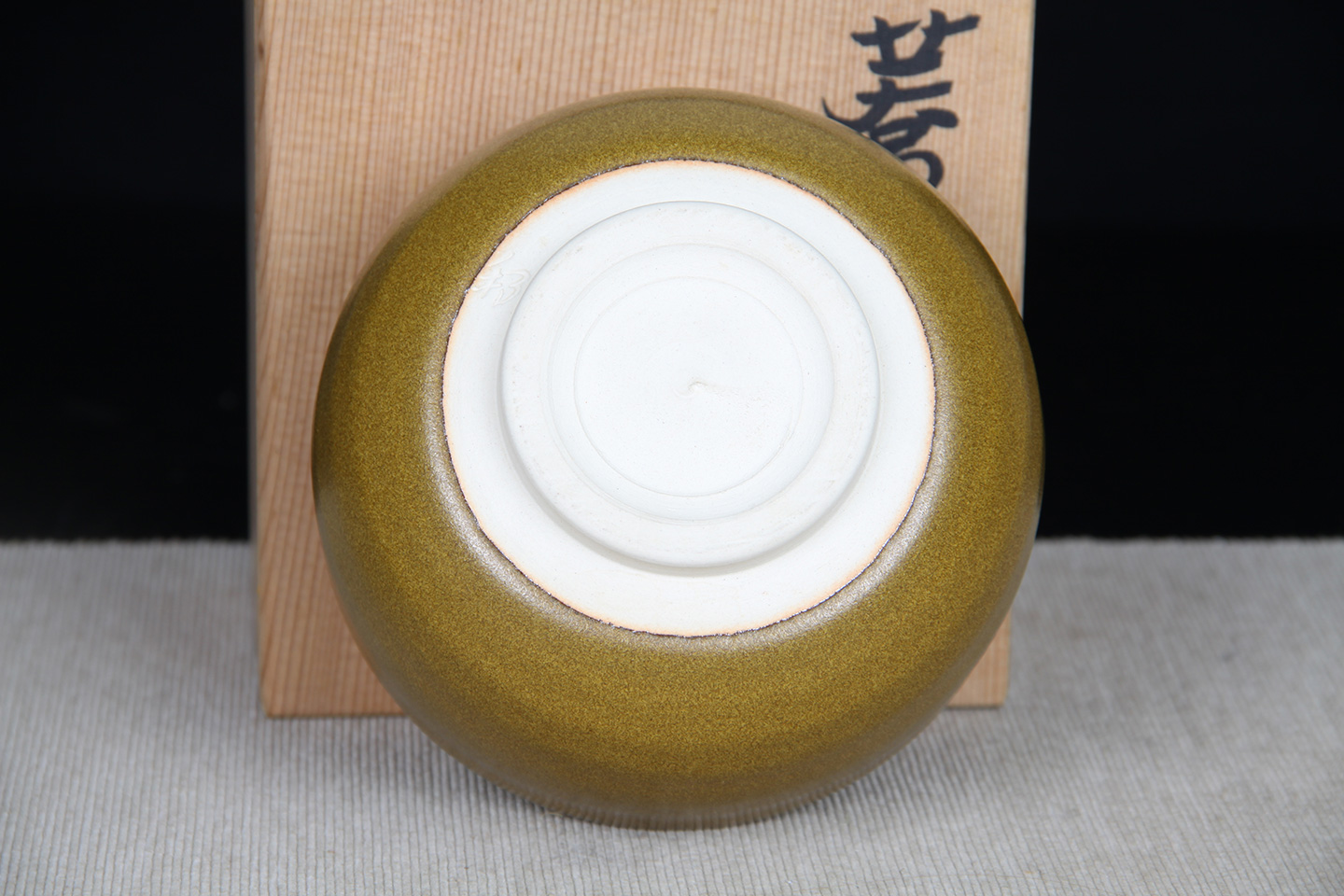 日本茶碗陶瓷茶末釉茶碗胎质细腻，釉水肥润，日本叫做荞麦釉