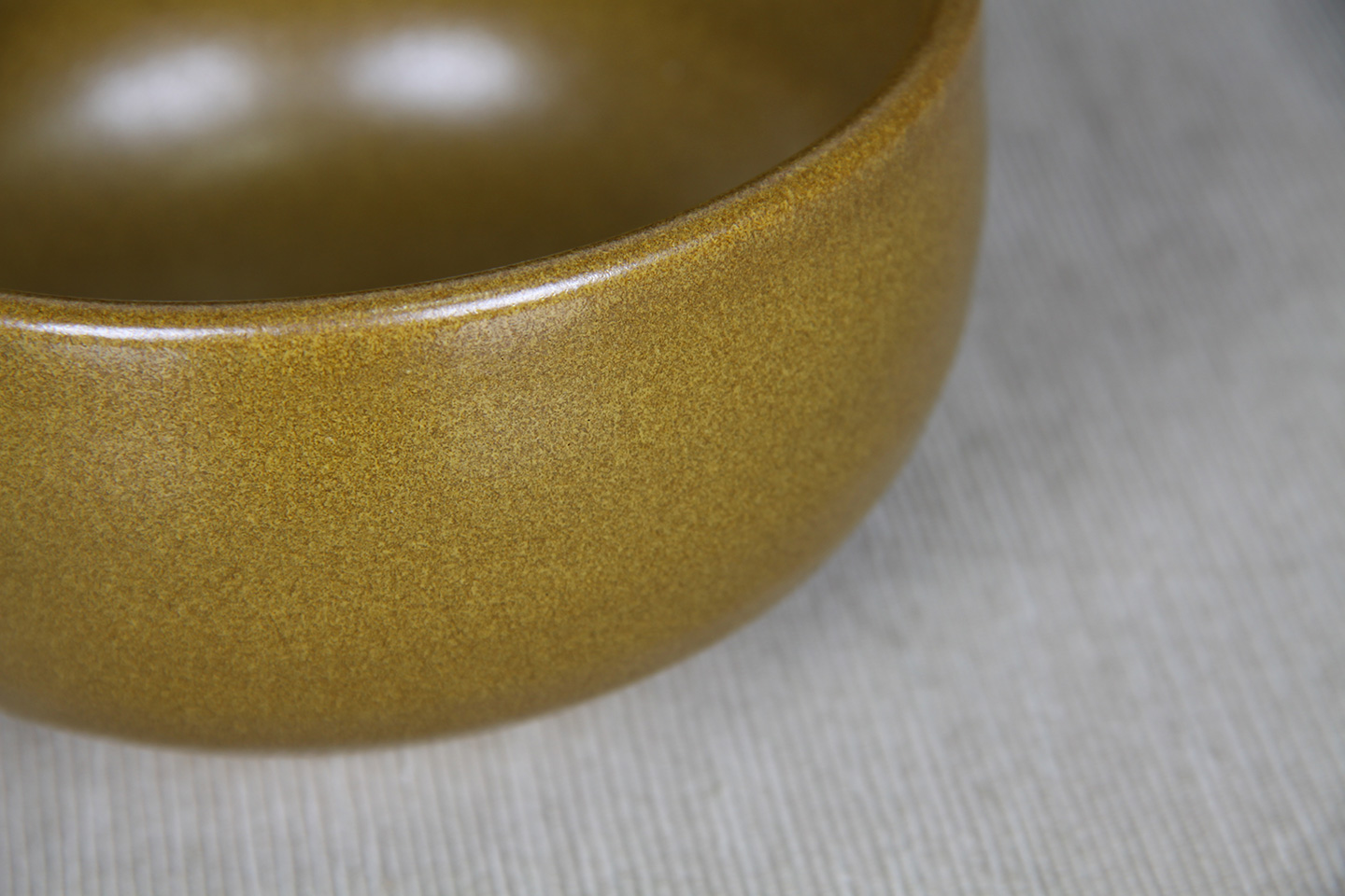 日本茶碗陶瓷茶末釉茶碗胎质细腻，釉水肥润，日本叫做荞麦釉