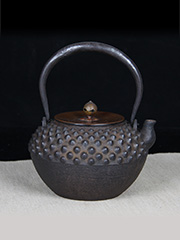 日本早期 霰纹里面的最经典的针霰纹 全部由手工一个一个点上去 铜盖 宝珠型 老铁壶 容量适中