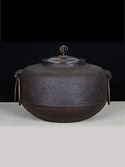 日本茶釜 紫斑铜盖 双耳环 梅花松针纹 大茶釜 盖有微磨痕 特价出