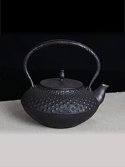 日本铁壶 有款磨损掉了 南部经典点霰纹 而且是大点霰 把手稳固 容量适中 老铁壶