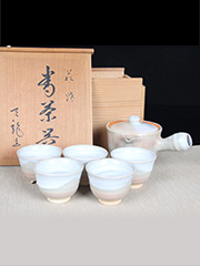日本陶瓷 急须六杯组 大号急须，泡茶合适，配六杯一组。釉面细小开片，开片细腻，古朴实用。茶席布置出来，十分有感觉。