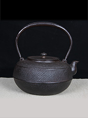 日本铁壶 保寿堂造 细霰纹 壶身盖子一体 老铁壶 容量适中 实用型铁壶一把