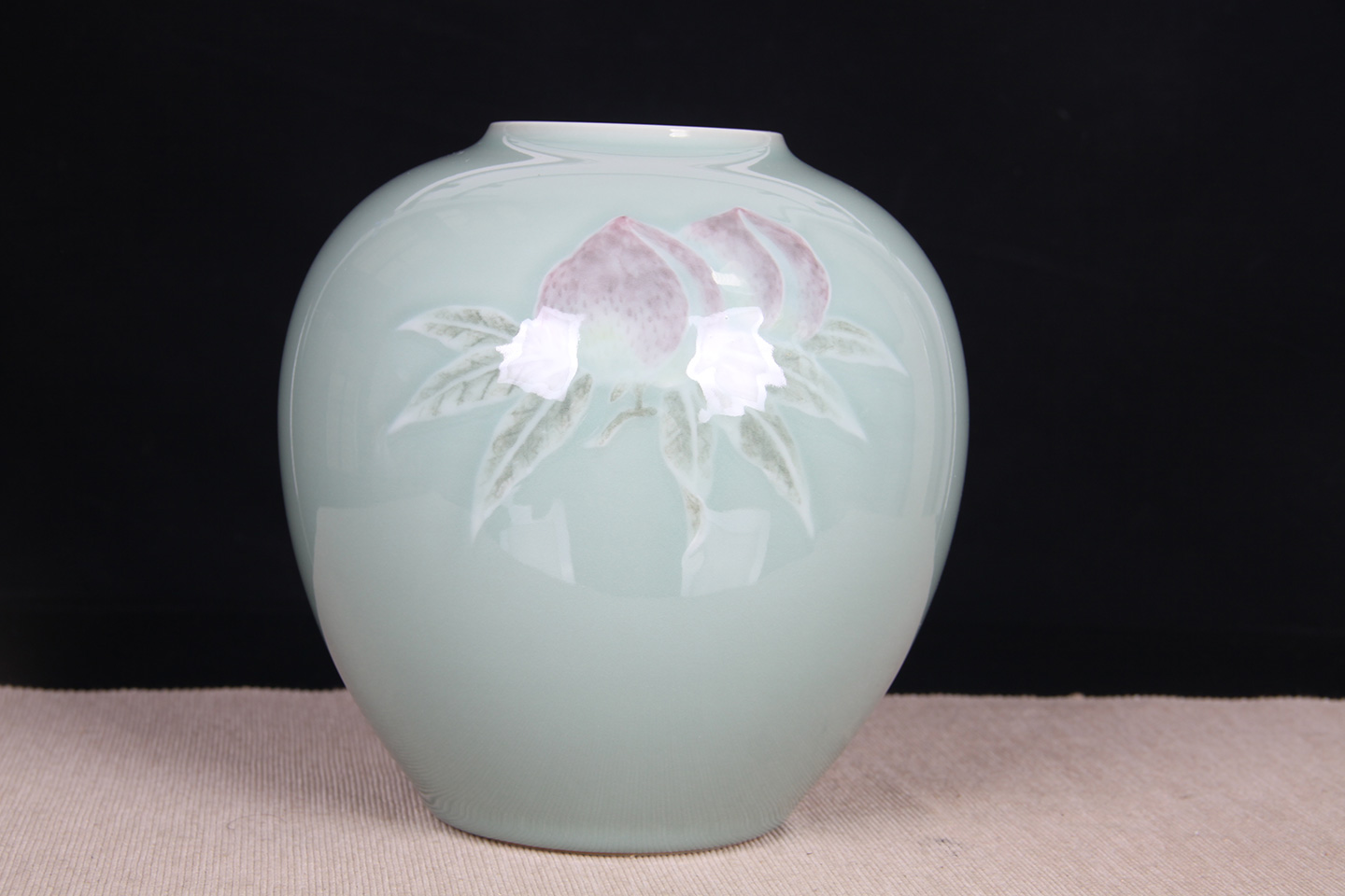 日本花瓶平安玉堂陶宛作浮雕蟠桃纹非常好的釉面烧制温度高大肚收口青瓷