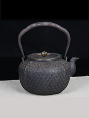 日本铁壶 龙文堂釜师画押款腊膜老铁壶，几何纹，六方型，器型饱满值得拥有，壶盖厚重，绝对值得收藏