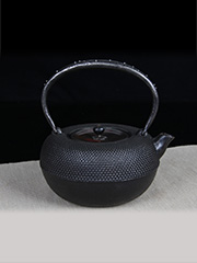 日本铁壶 保寿堂造 紫斑铜盖 嵌银钉把 出水好 霰纹 老铁壶