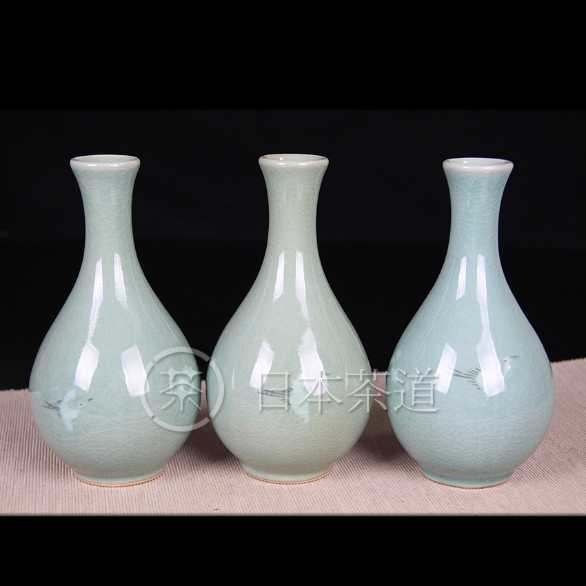 日本花瓶 鹤纹 小肚 长颈 花瓶 其中有一只花瓶有一个点掉釉 特价出