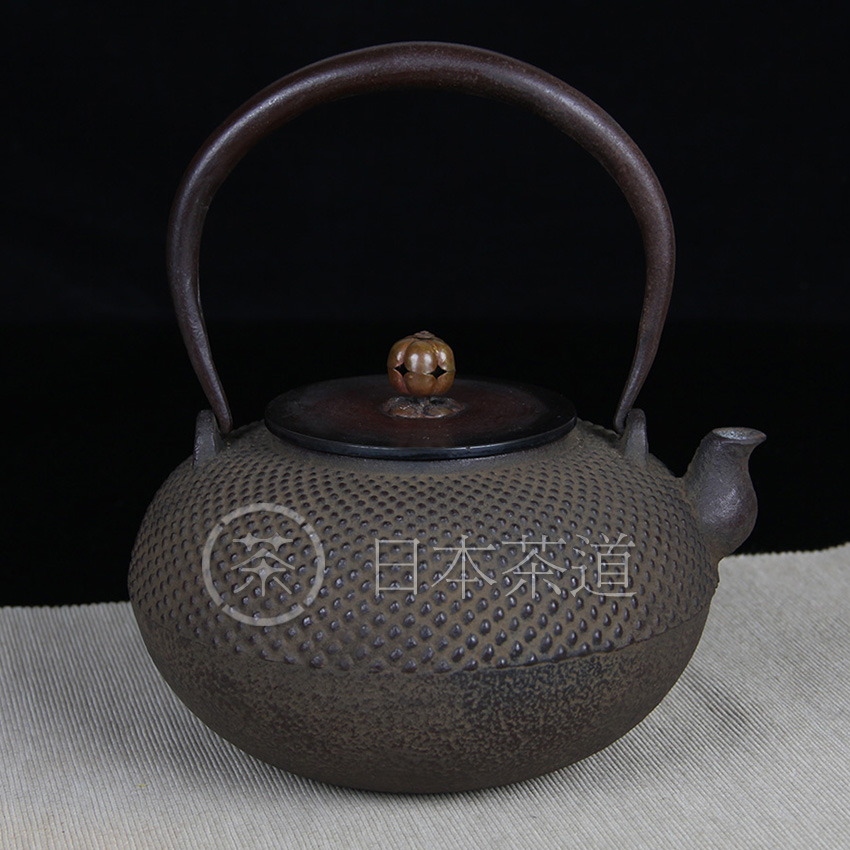 日本铁壶 昭和二十九年度 纪念保健款 宝珠望月型 铜盖 经典霰纹 老铁壶 带原装桐木供箱