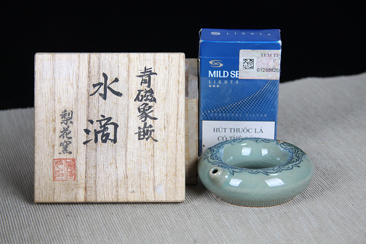 日本青瓷陶瓷水滴，文房用具，环形水滴，唐草纹，开片细腻，做工精细