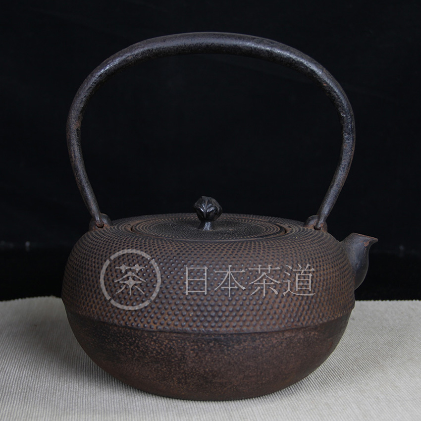 日本铁壶 保寿堂造 经典霰纹手工 点缀而上 壶不轻不重 非常适合平常泡茶用的一款 老铁壶 难得还带日本原装桐木供箱