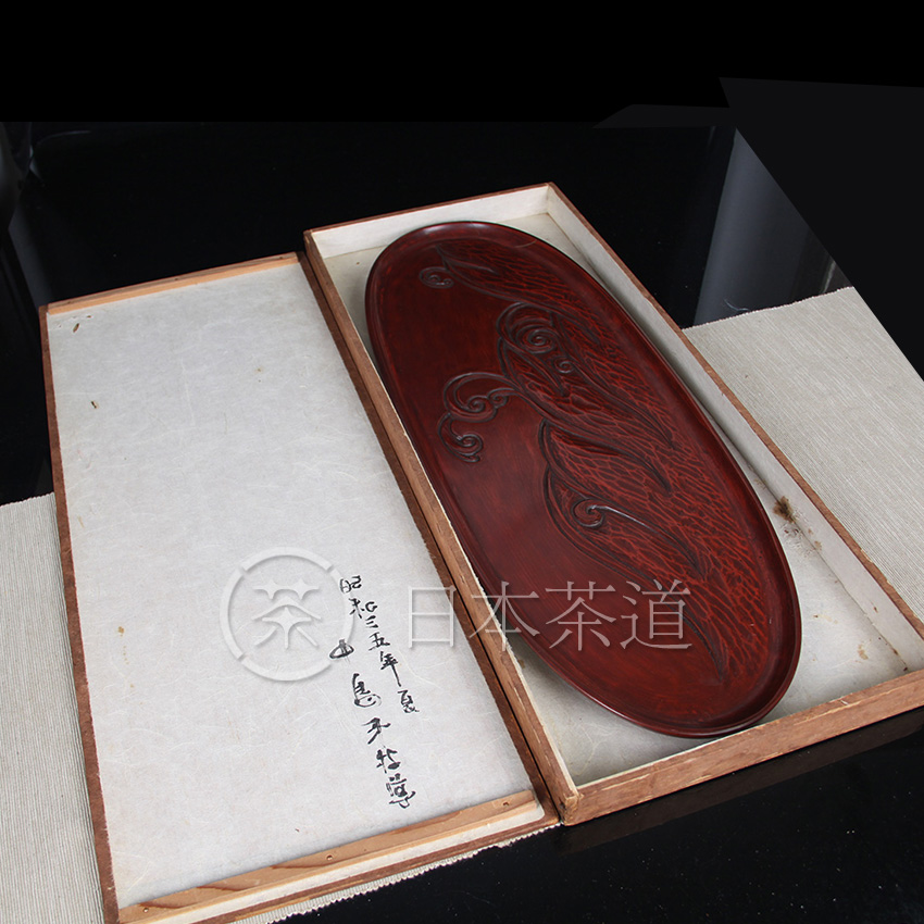 日本木胎漆器 椭圆形木胎漆器盘，手刻海水纹，带原装供箱，有一处裂有修，特价处理，供箱上绘制佛像，名家作品，做一干泡台十分高端。