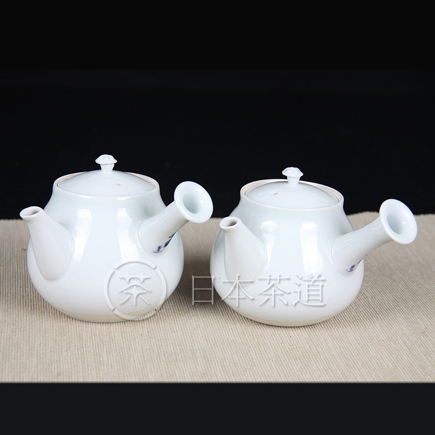 日本陶瓷 日本白瓷侧把急须一对，金凤造，纯手工自作，做工精细，白釉细腻肥润，釉色十分漂亮。