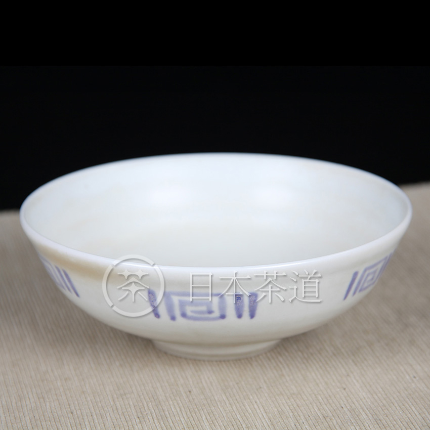 日本陶瓷 桃山窑抹茶碗 白釉青花图案纹饰，内画花卉纹，白釉仿定窑白，细腻白润，敞口型抹茶碗，做一个干泡台合适。