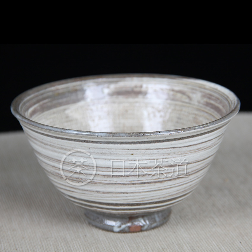 日本陶瓷 灰白釉抹茶碗，内刻网纹，底部樱花纹，中间刻文字，铁胎古朴。