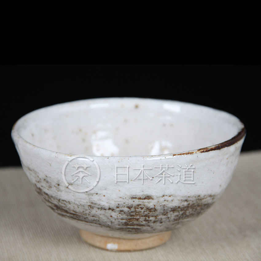 日本陶瓷 日本抹茶碗 白志野釉抹茶碗，难得斗笠型，带黑色纹饰，黑白反差，色彩、禅味十足。