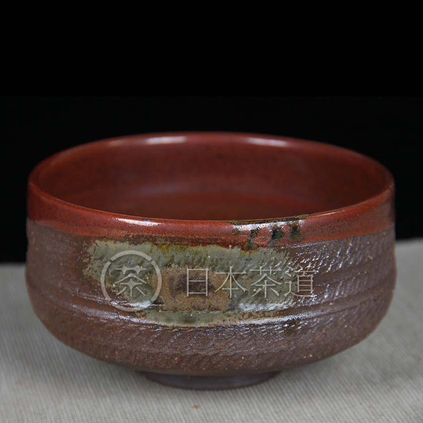 日本陶瓷 日本抹茶碗 内施辰砂红釉，外绿斑，手工刻绘纹饰，铁胎。