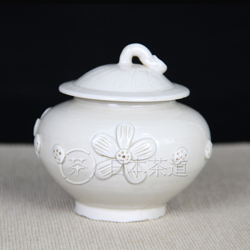 日本陶瓷 白釉小盖罐，荷叶型盖子