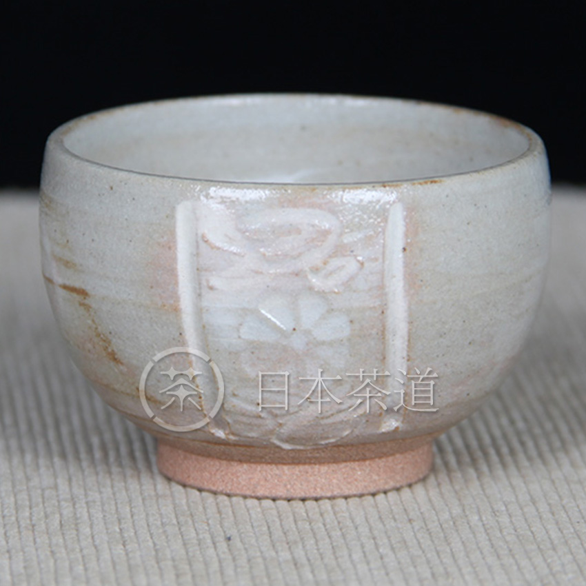 日本陶瓷 白釉刻绘菊花纹品杯 容量约20ml左右