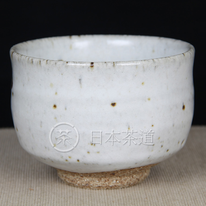 日本陶瓷 日本抹茶碗白釉铁斑抹茶碗 铁胎厚釉 釉水肥润 带原装供箱