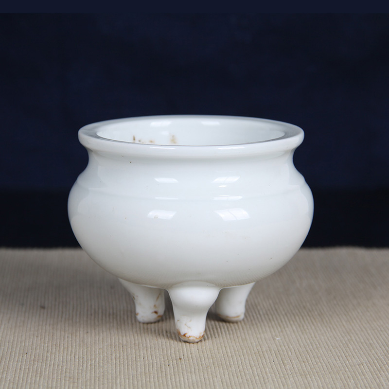 日本香炉 日本白釉陶瓷三足香炉 白釉烧制温润入玉，发色白里透润，器型端庄，釉水肥厚，性价比高