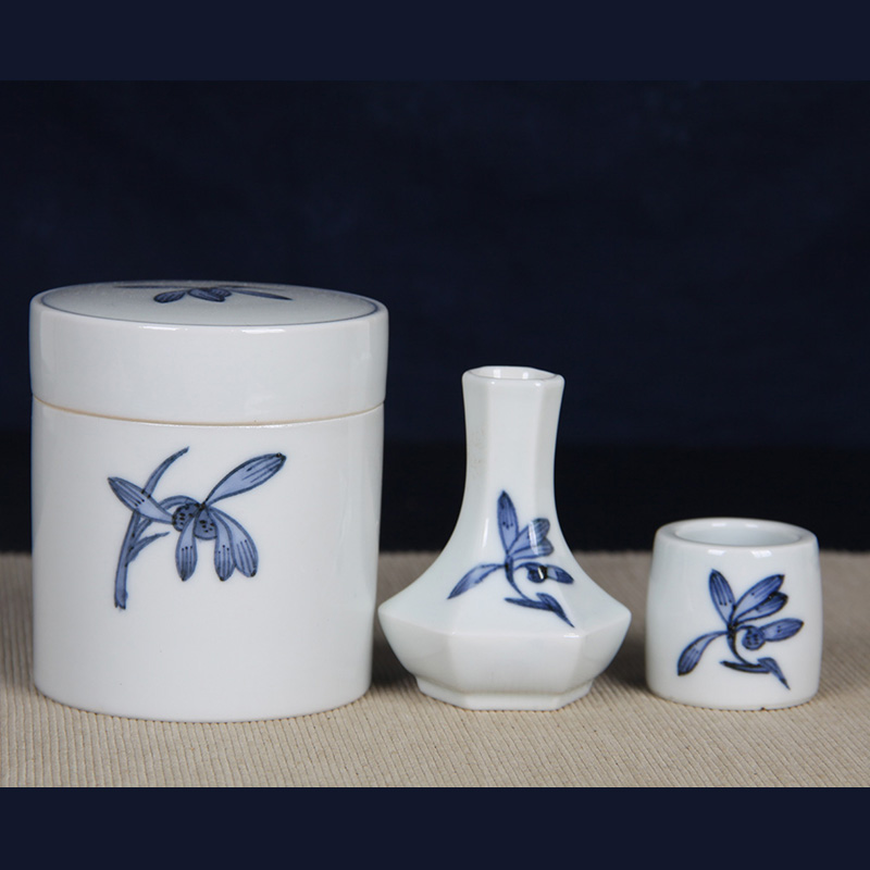 日本陶瓷 平安春峰作青花兰花纹茶入花瓶盖置 一茶叶罐茶入，一小六角形花插，一盖置，经典兰花纹图案，釉水肥润，烧制精美