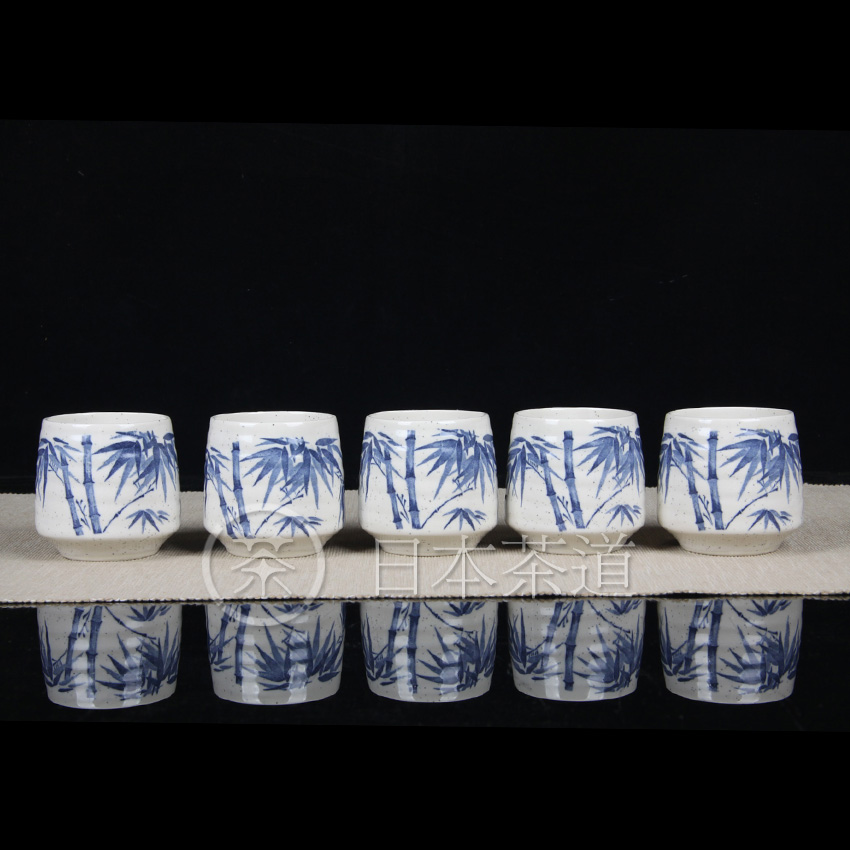 日本陶瓷 日本青花竹叶纹直筒杯五客 灰釉工艺，杯身均匀铁点析出，绘制竹叶纹，绘画潇洒自如，带原装供箱