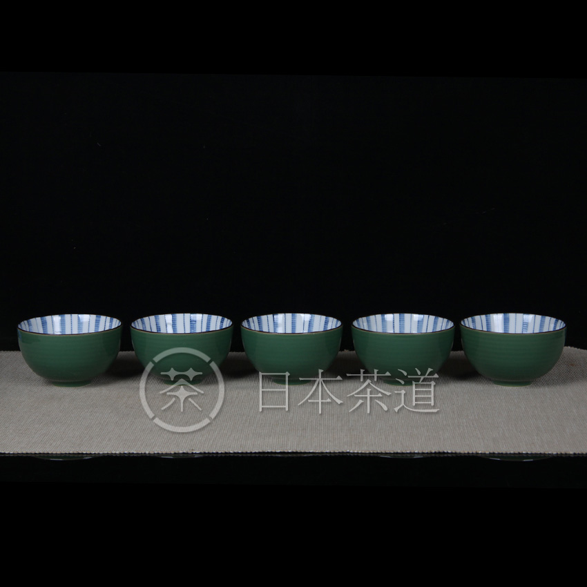 日本陶瓷 绿釉内彩青花辐射纹品杯五客 外释绿釉，内彩绘制青花辐射纹，釉水肥润，带原装供箱