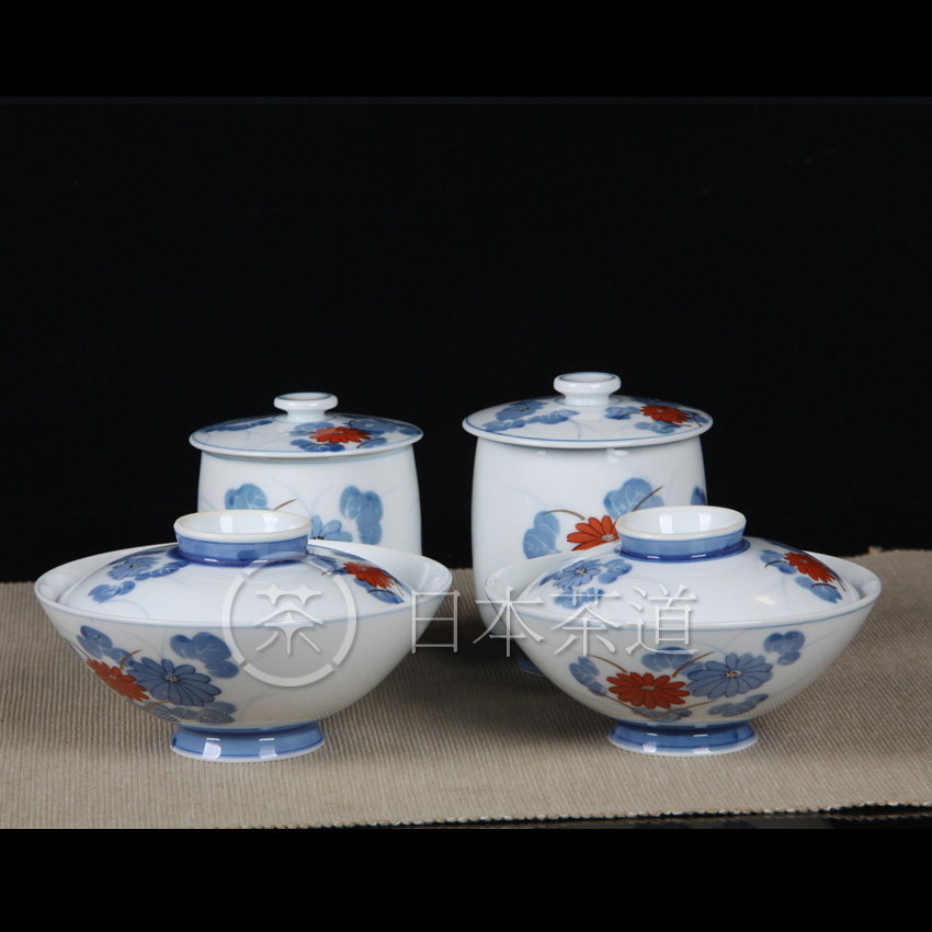日本陶瓷 日本手绘菊花纹盖碗盖杯各一对 菊花纹绘制简约大方，功力十足，釉面肥润，盖碗一对，盖杯一对，一大一小，带原装供箱