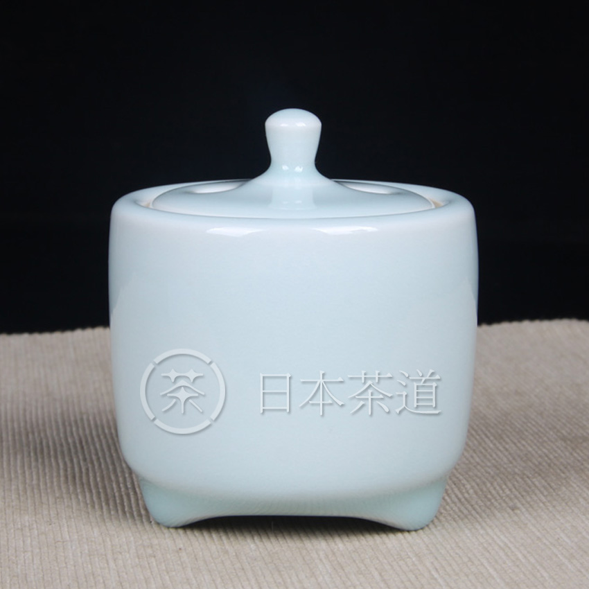 日本香炉 日本青白瓷陶瓷香炉 义一作,青白釉,湖水蓝发色,釉水极为肥