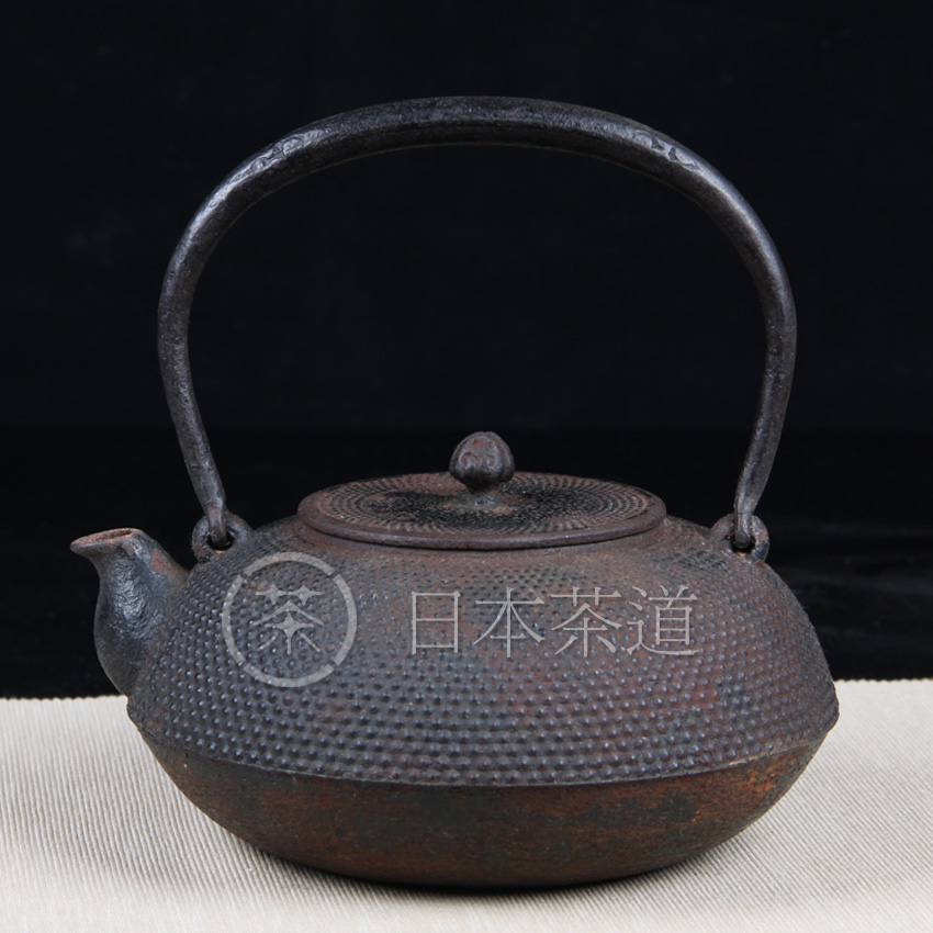 日本铁壶 日本南部老铁壶 藏王堂细霰纹老铁壶 年份久，内部状态良好，内外有浮锈，容量适中，刷洗下养养定能容光焕发