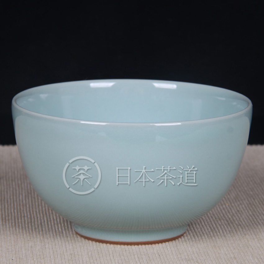日本陶瓷 日本名家苏山款青瓷钵形碗 日本青瓷大家苏山作，器型大气，釉水发色湖水蓝，釉水极为肥润，带原装供箱