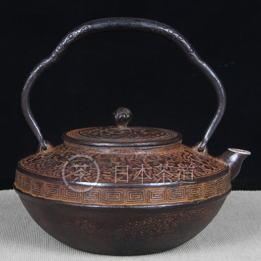 日本铁壶 日本南部保寿堂樱花纹飞碟型老铁壶 包银口，舍利摘，内部附锈，刷刷就可使用，南部老铁壶