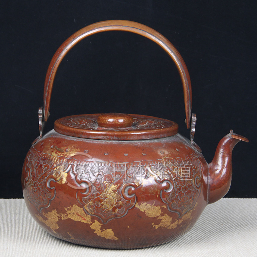 日本铜壶 日本涂金如意纹铜壶 手锤如意纹，涂金，年代久远，包浆厚重，容量适中，一把不可多得的日本老铜壶