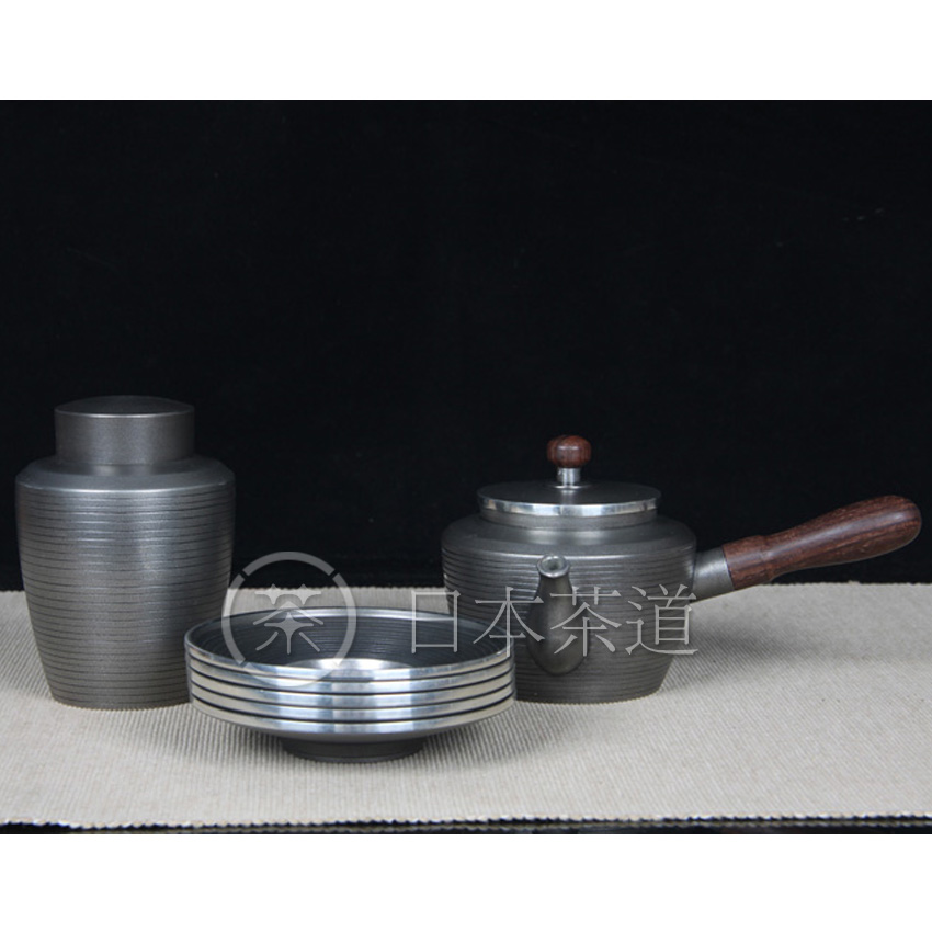 日本茶道组 日本本锡底款锡制茶道组 一侧把急需一茶叶罐一套杯托，整体螺旋纹，包浆厚重，工艺精细，带原装供箱，值得收藏