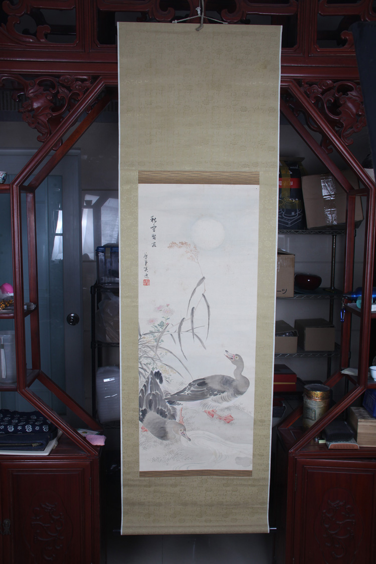 日本书画 秋月双鸭图卷轴画 带作者款识，有年份，细绢材质F