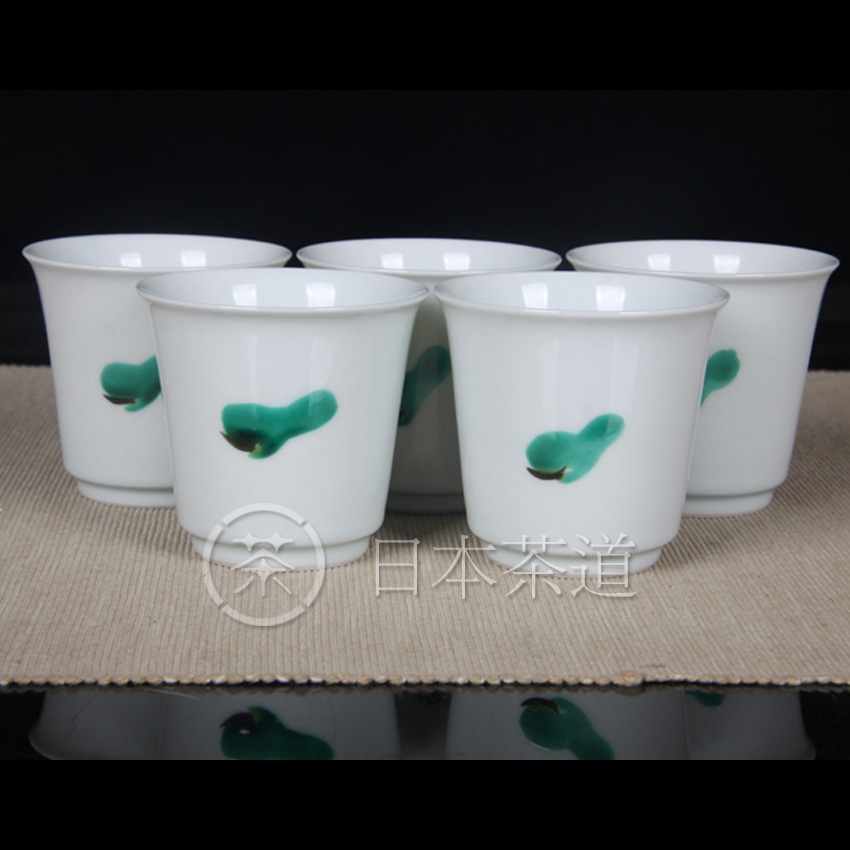 日本陶瓷 白釉直筒品茶杯五客 绘制绿釉青椒纹，画工老道，釉水极为肥润，带原装供箱